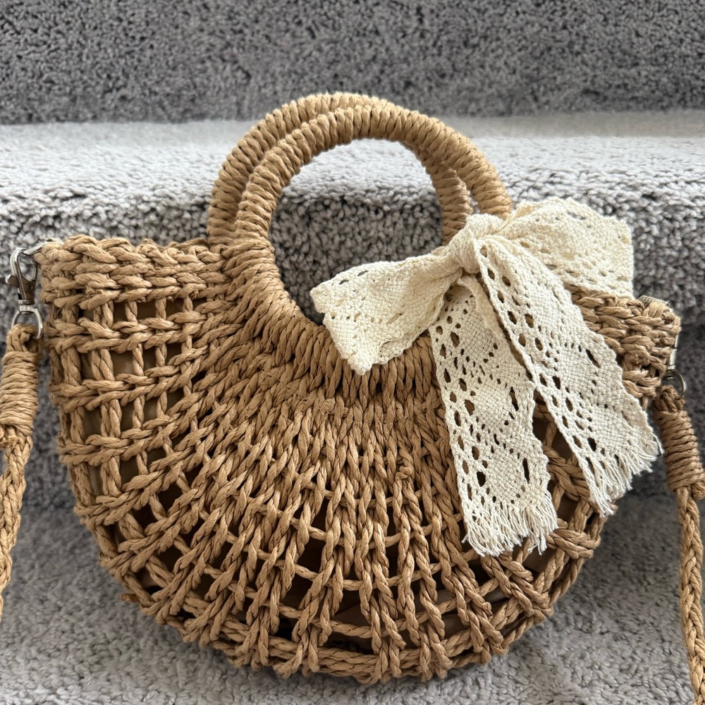 Chic Woven Straw Bag with Cream Bow